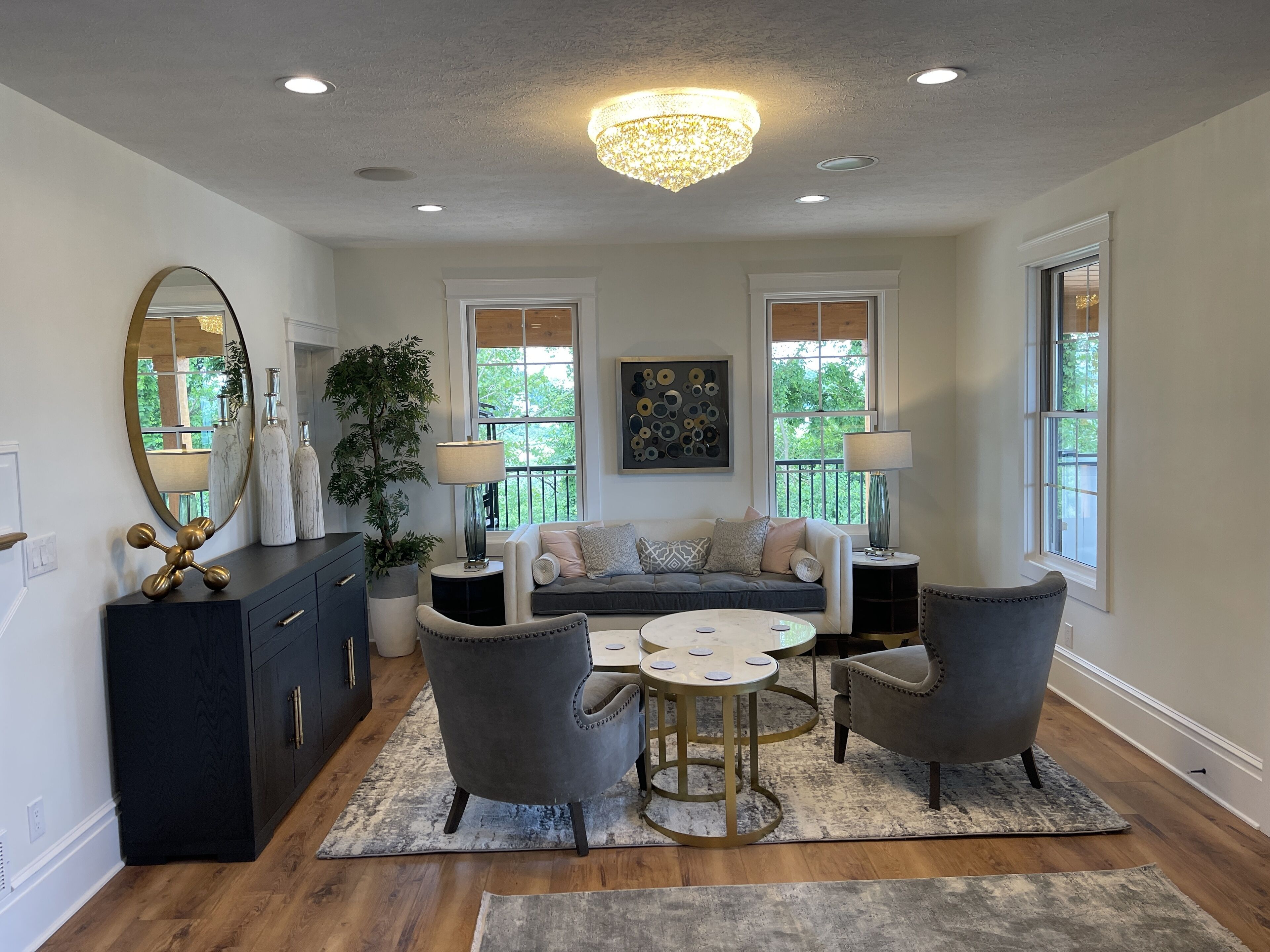 Smart-tv, eldstad och en stereo