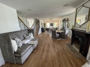 Smart TV, fireplace, stereo