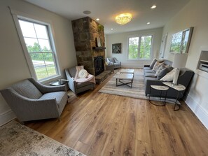 Smart TV, fireplace, stereo