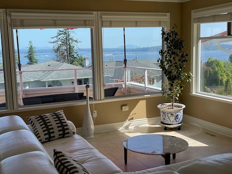 Smart TV, fireplace. Full advantage of 180 degree PANORAMIC view of OCEAN & MOUNT BAKER