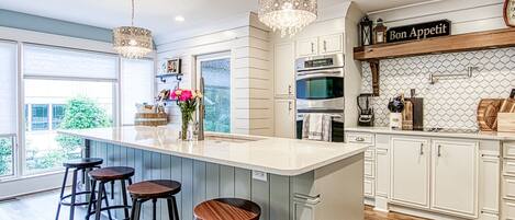 ثلاجة، ميكروويف، فرن، موقد طهي مسطح