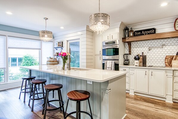 冷蔵庫、電子レンジ、オーブン、コンロ