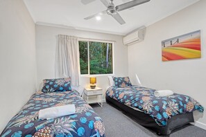 2 habitaciones, cuna de viaje y ropa de cama 