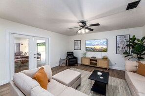 Smart TV, videogames, pebolim, livros