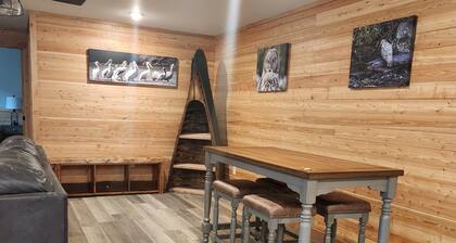 406 River Lodge: Yellowstone River in your backyard. Newly built lodge.