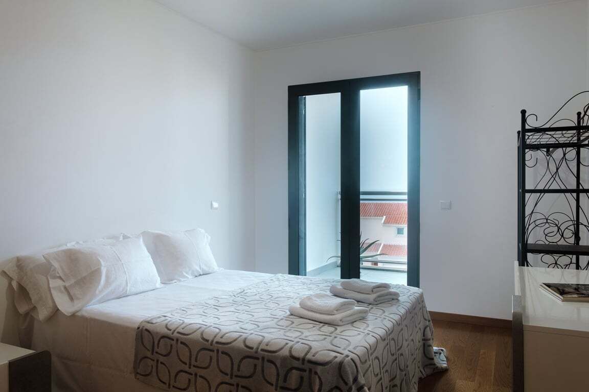 Bureau, fer et planche à repasser, accès Internet, draps fournis