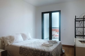 Una scrivania, ferro/asse da stiro, accesso a Internet, lenzuola