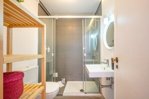 Dusche, Haartrockner, Handtücher, Seife