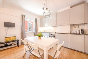 Fridge, oven, coffee/tea maker, toaster - GuestReady - Delightful home near the center (Lisbon)