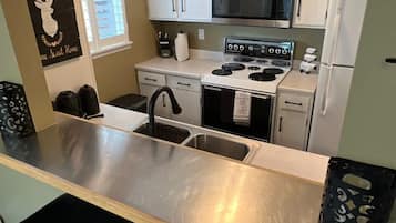 Een koelkast, een magnetron, een oven, een kookplaat