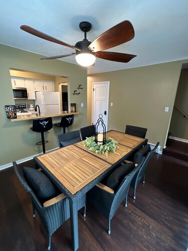 MOUNTAIN VIEW LODGING 2 blocks to HISTORIC DOWNTOWN CODY
3 bedrooms 4 beds
