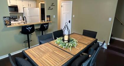 MOUNTAIN VIEW LODGING 2 blocks to HISTORIC DOWNTOWN CODY
3 bedrooms 4 beds