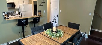 MOUNTAIN VIEW LODGING 2 blocks HISTORIC DT CODY
3 bedrooms 4 beds + a bonus den