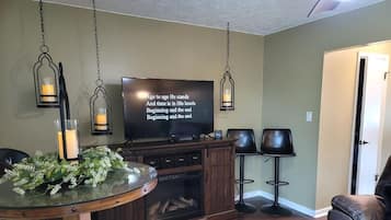 Een smart-tv, een open haard, videogames en een muziekbibliotheek