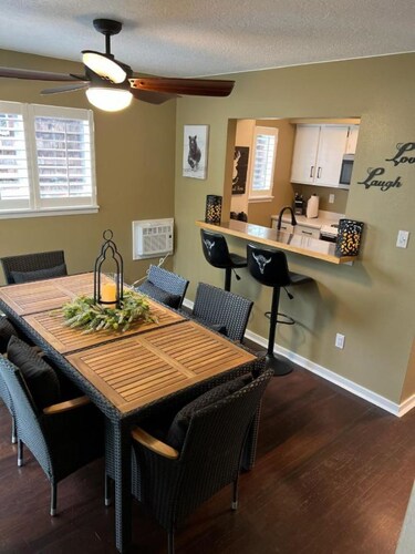 MOUNTAIN VIEW LODGING 2 blocks to HISTORIC DOWNTOWN CODY
3 bedrooms 4 beds
