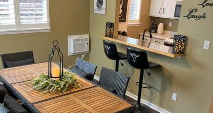 MOUNTAIN VIEW LODGING 2 blocks to HISTORIC DOWNTOWN CODY
3 bedrooms 4 beds