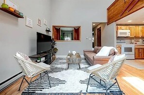 Smart TV, chimenea, videojuegos y libros 