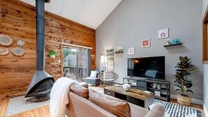 A cozy living room with a fireplace, a television, and a comfortable seating area. - Peaceful Retreat in Hidden Valley, PA: Ski Resort, Golf and Trails in Mountain (Somerset)