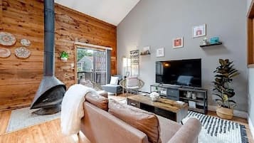 Smart TV, chimenea, videojuegos y libros