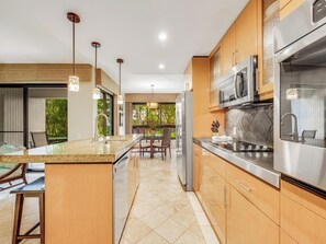 ثلاجة، ميكروويف، فرن، موقد طهي مسطح