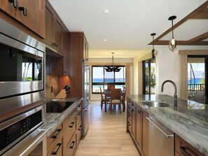 ثلاجة، ميكروويف، فرن، موقد طهي مسطح