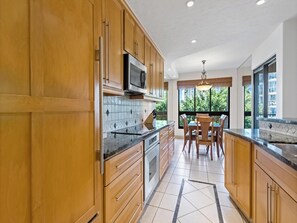 ثلاجة، ميكروويف، فرن، موقد طهي مسطح