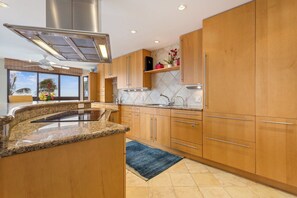 ثلاجة، ميكروويف، فرن، موقد طهي مسطح