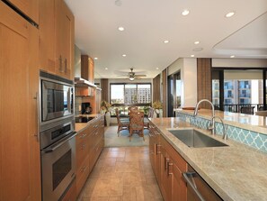 ثلاجة، ميكروويف، فرن، موقد طهي مسطح