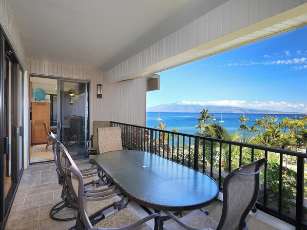Outdoor dining - 2 Bedroom Ocean View - Gold (Lahaina)