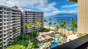 Ein Hotel mit mehreren Etagen, einem Poolbereich und Blick auf Strand und Meer.