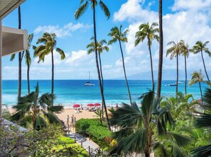 On the beach - Soothing Ocean Sounds and Views (Lahaina)
