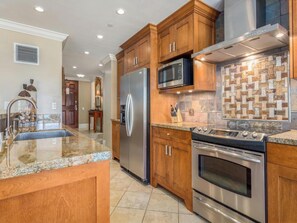 ثلاجة، ميكروويف، فرن، موقد طهي مسطح