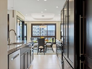 ثلاجة، ميكروويف، فرن، موقد طهي مسطح