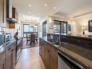 ثلاجة، ميكروويف، فرن، موقد طهي مسطح