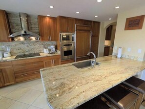 ثلاجة، ميكروويف، فرن، موقد طهي مسطح