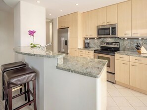 ثلاجة، ميكروويف، فرن، موقد طهي مسطح