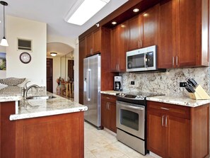 ثلاجة، ميكروويف، فرن، موقد طهي مسطح