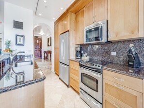 ثلاجة، ميكروويف، فرن، موقد طهي مسطح