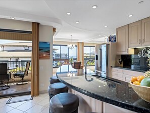 ثلاجة، ميكروويف، فرن، موقد طهي مسطح