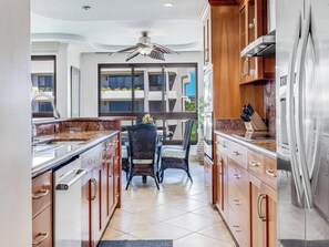 ثلاجة، ميكروويف، فرن، موقد طهي مسطح