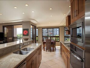 ثلاجة، ميكروويف، فرن، موقد طهي مسطح