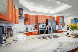 冷蔵庫、電子レンジ、オーブン、コンロ