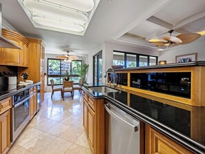 ثلاجة، ميكروويف، فرن، موقد طهي مسطح