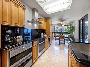 ثلاجة، ميكروويف، فرن، موقد طهي مسطح