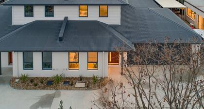 Merchant's Court: Central 3 bedroom townhouse!
