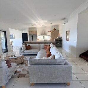 TV - THE DUNE HOUSE...... (Moreton Island)