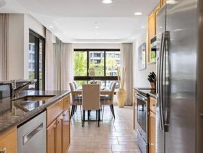 Réfrigérateur, four à micro-ondes, un four, surface de cuisson