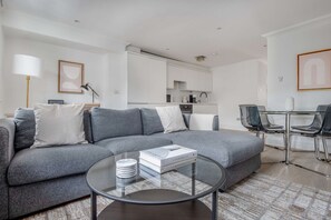 Een televisie en een stereo