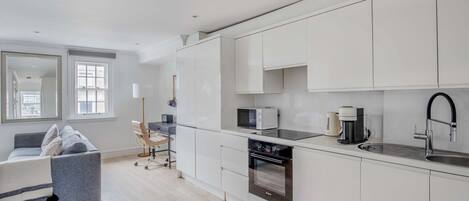 ثلاجة، ميكروويف، فرن، غسالة أطباق