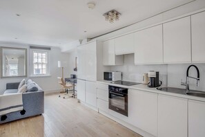 Een koelkast, een magnetron, een oven, een vaatwasser